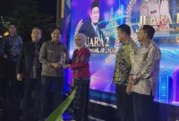 Wakil Gubernur Kalsel, Hasnuryadi Sulaiman didampingi Sekretaris Daerah Provinsi Muhammad Syarifuddin menyerahkan tropi penghargaan kepada para pemenang kategori Top Influencer AMPK 2025