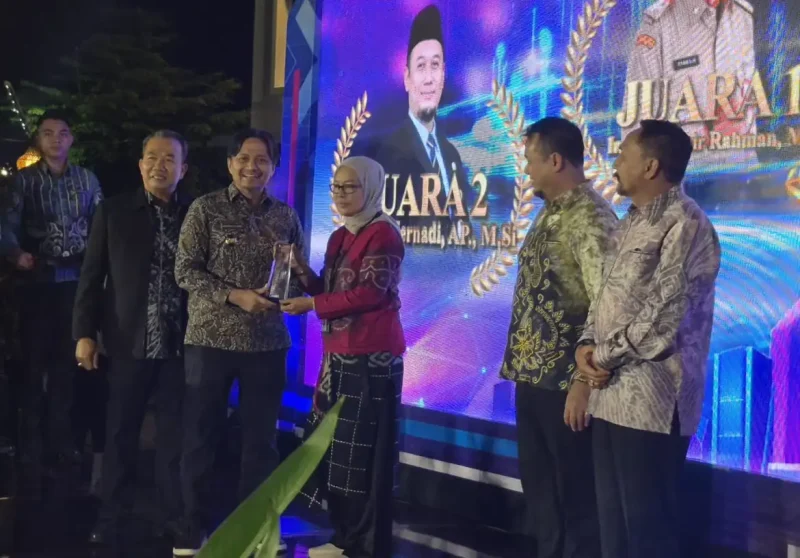 Wakil Gubernur Kalsel, Hasnuryadi Sulaiman didampingi Sekretaris Daerah Provinsi Muhammad Syarifuddin menyerahkan tropi penghargaan kepada para pemenang kategori Top Influencer AMPK 2025
