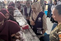 Ketua TP Posyandu Wasaka Kalsel, Hj. Fathul Jannah Muhidin, didampingi jajaran anggota saat melakukan kunjungan di Tanah Bumbu (Tanbu)