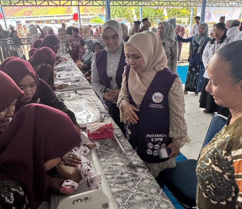 Ketua TP Posyandu Wasaka Kalsel, Hj. Fathul Jannah Muhidin, didampingi jajaran anggota saat melakukan kunjungan di Tanah Bumbu (Tanbu)