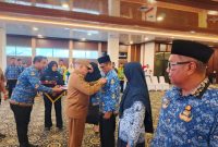 Bupati Kotabaru Sematkan Satyalancana Karya Satya untuk ASN dan Tali Asih Purna Bakti