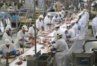Pekerja Pabrik Giat Bekerja dengan Gaji Sesuai Ketentuan