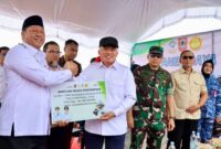 Bantuan Pertanian dan Pupuk Bersubsidi untuk Barito Kuala Diserahkan Gubernur Kalsel (Foto: adpim)