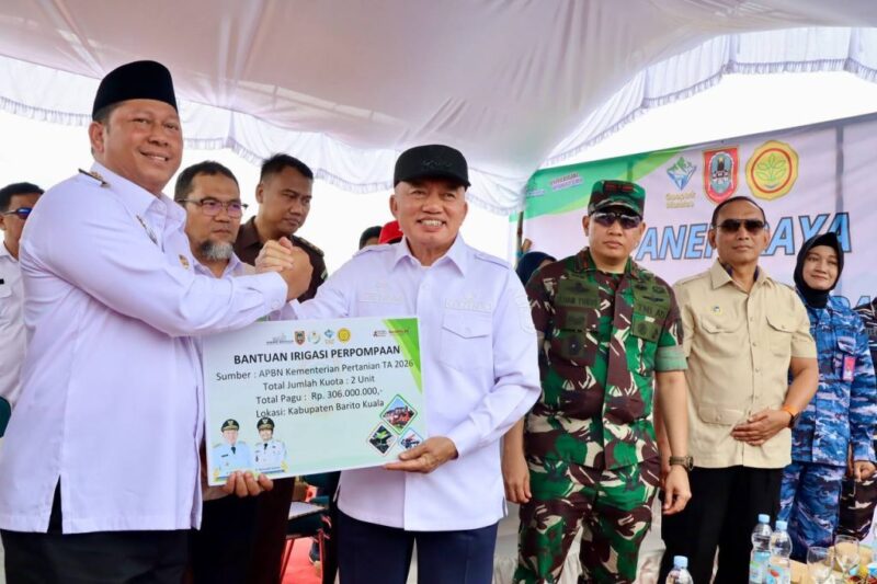 Bantuan Pertanian dan Pupuk Bersubsidi untuk Barito Kuala Diserahkan Gubernur Kalsel (Foto: adpim)