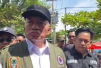 GUbernur Kalsel Haji Muhidin Saat Menyerahkan Bantuan di Sungai Tabuk (foto: adpim)