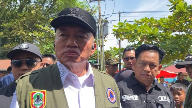 GUbernur Kalsel Haji Muhidin Saat Menyerahkan Bantuan di Sungai Tabuk (foto: adpim)
