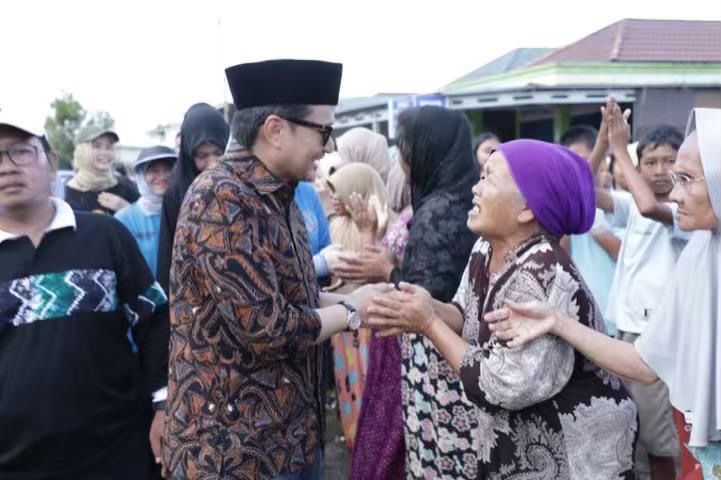 Wakil Gubernur Kalimantan Selatan Hasnuryadi Sulaiman Saat Menerobos Banjir dan Menyalurkan Bantuan (foto:adpim)