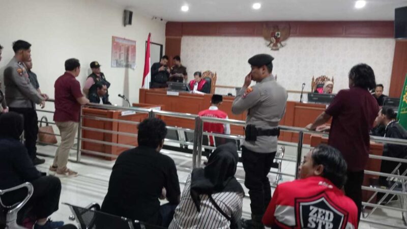 Nampak Sidang Ahmad Riyadi alias Sule dijaga ketat aparat baik dari pengamanan pengadilan dan petugas dari Polresta Banjarmasin (,Foto Istimewa)
