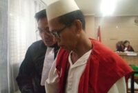 Terdakwa Syamson alias Isun saat akan meninggalkan ruang sidang usai mendengarkan tuntutan hukuman seumur hidup (Foto Istimewa)