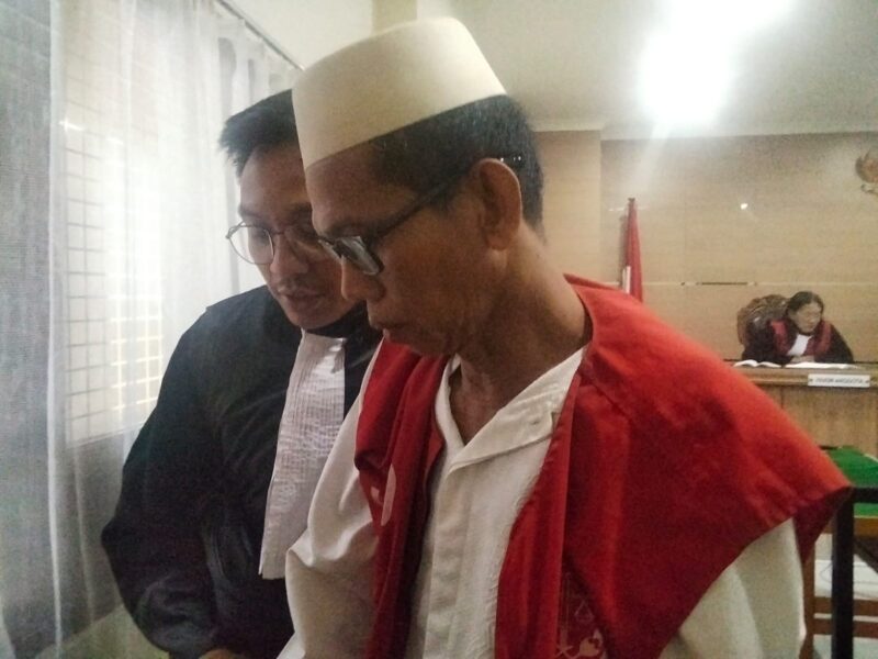 Terdakwa Syamson alias Isun saat akan meninggalkan ruang sidang usai mendengarkan tuntutan hukuman seumur hidup (Foto Istimewa)