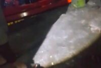 Pihak Satpolair bersama relawan saat menemukan korban tenggelam di Sungai Martapura kawasan Sungai Lulut, Banjarmasin, Rabu (7/1/2026) pagi. (foto: istimewa)

