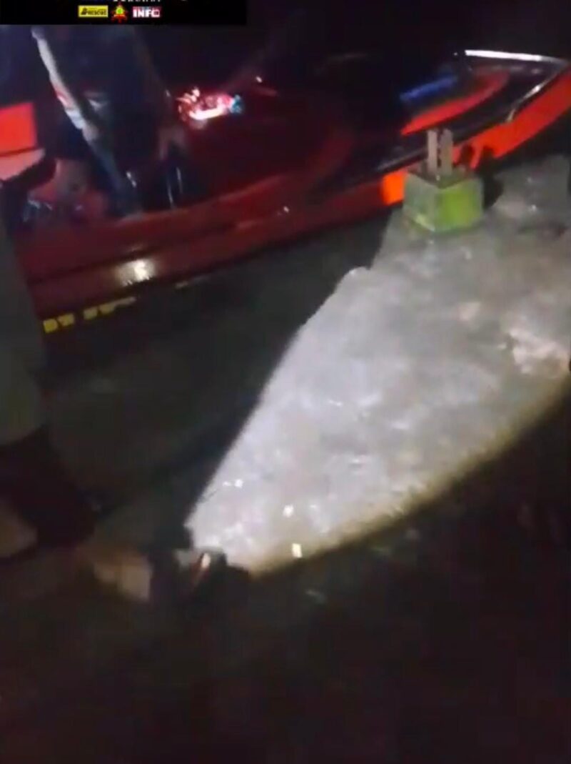 Pihak Satpolair bersama relawan saat menemukan korban tenggelam di Sungai Martapura kawasan Sungai Lulut, Banjarmasin, Rabu (7/1/2026) pagi. (foto: istimewa)
