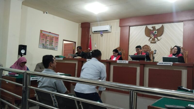 Penasehat Hukum Bujino A Salan SH MH saat menghadirkan dua saksi di hadapan majelis hakim PN Banjarmasin, Kamis (8/1/2026) (Foto Istimewa)
