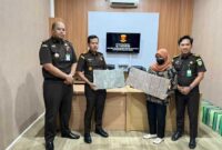 Kepala Kejaksaan Negeri Tabalong, Anggara Suryanagara, SH MH bersama Kasi Pidsus dan Kasi Intel, saat memperlihatkan uang sitaan senilai Rp1,3 miliar (Foto Istimewa)
