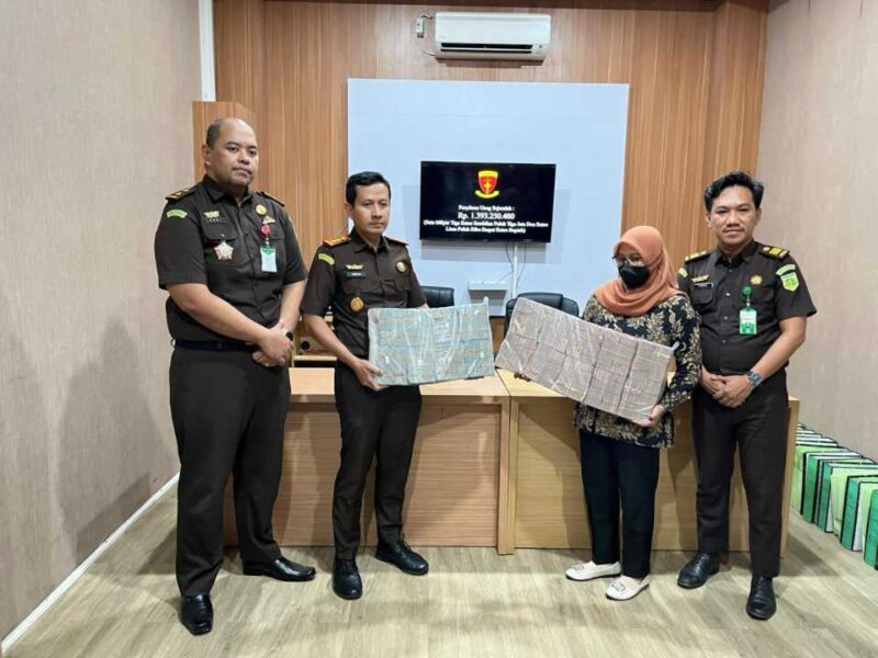 Kepala Kejaksaan Negeri Tabalong, Anggara Suryanagara, SH MH bersama Kasi Pidsus dan Kasi Intel, saat memperlihatkan uang sitaan senilai Rp1,3 miliar (Foto Istimewa)
