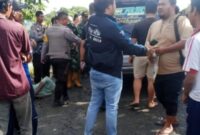 Pelaku pembunuhan tampak diamankan oleh warga dengan tangan diikat ke belakang sebelum diserahkan ke polisi, Minggu (18/1/2026) pagi. (foto: istimewa)