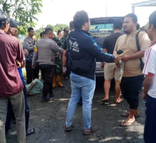 Pelaku pembunuhan tampak diamankan oleh warga dengan tangan diikat ke belakang sebelum diserahkan ke polisi, Minggu (18/1/2026) pagi. (foto: istimewa)