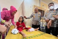 Kapolda Kalsel Irjen Pol Rosyanto Yudha Hermawan dan Ketua Bhayangkari Daerah Kalsel, Yennie Rosyanto Yudha Hermawan menjenguk Adel dan Jailani di RS Bhayangkara Banjarmasin. (Foto: Istimewa)