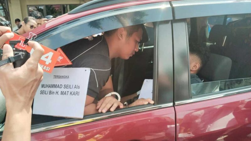GUNAKAN BORGOL – Dengan menggunakan borgol, pelaku membuat tangan korban tak berdaya saat mencekik mahasiswi ULM dalam rekonstruksi kasus pembunuhan yang digelar di Mapolresta Banjarmasin, Rabu (21/1/2026) pagi. (foto: istimewa)
