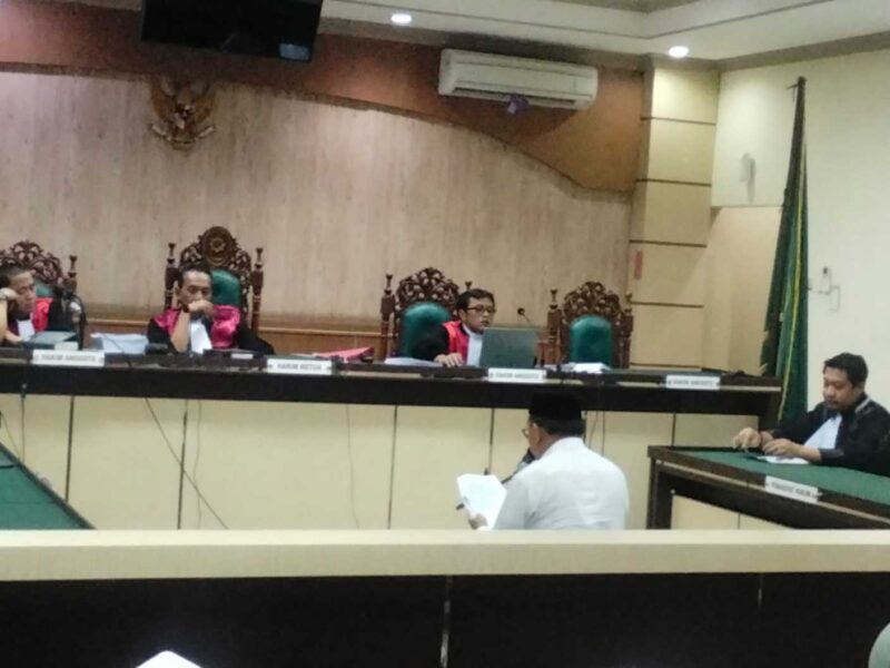 Mantan Bupati Tabalong Anang Syakhfiani saat membacakan pledoi atau nota pembelaan di hadapan majelis hakim Pengadilan Tipikor Banjarmasin (Foto Istimewa)