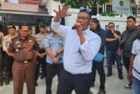 H Akhmat Husaini SH MA. Ketua KAKI Kalsel saat berorasi di Kejati Kalsel beberapa waktu lalu (foto Istimewa)