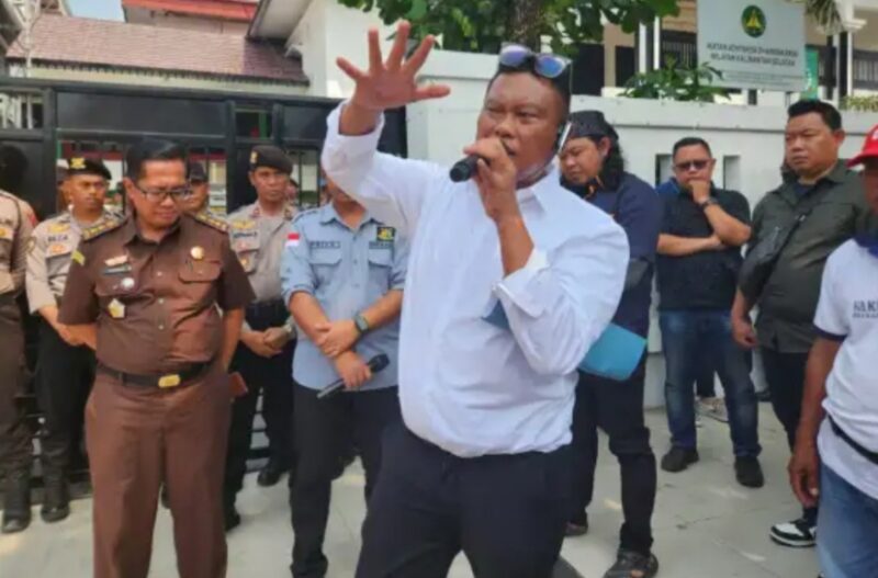 H Akhmat Husaini SH MA. Ketua KAKI Kalsel saat berorasi di Kejati Kalsel beberapa waktu lalu (foto Istimewa)