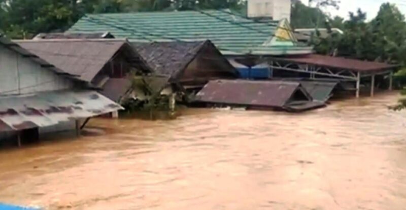 Terjangan air bah mencapai setinggi atap rumah warga di Balangan Kalsel beberapa waktu lalu  Foto: tangkapan layar Instagram)