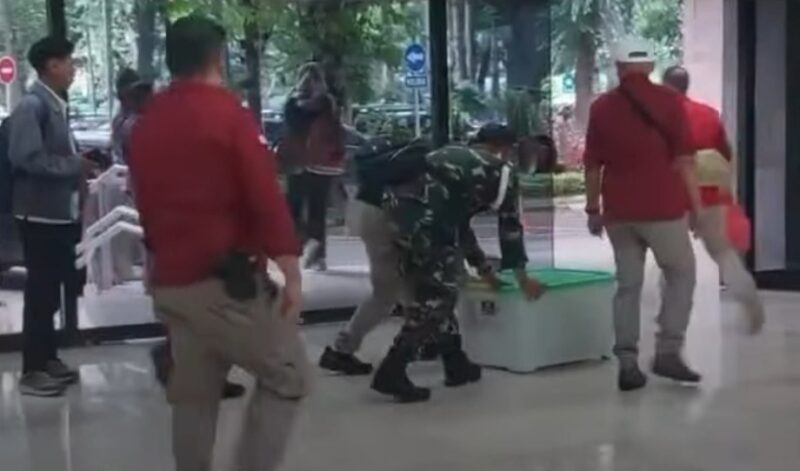 Petugas Jampidsus Kejaksaan Agung usai melakukan penggeledahan  mengamankan dokumen dan barang yang diduga berkaitan dengan perkara tersebut , Rabu (7/1/2026). (foto: istimewa)
