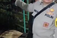 Salah satu anggota polisi saat memastikan informasi korban tenggelam usai berenang di sungai dekat Jembatan Pekauman, Martapura Timur, Selasa (13/1/2026) petang. (foto: istimewa)