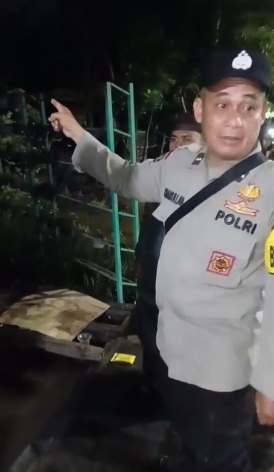 Salah satu anggota polisi saat memastikan informasi korban tenggelam usai berenang di sungai dekat Jembatan Pekauman, Martapura Timur, Selasa (13/1/2026) petang. (foto: istimewa)