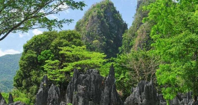 Kawasan pegunungan Karst Leang Leang Kabupaten Maros yang menurut laporan masyakarat  melihat kepulan asap Foto Istimewa/Net)
