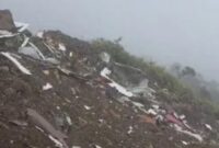 Diduga serpihan badan Pesawat ATR 42-500 yang sebelumnya dilaporkan hilang kontak ditemukan di puncak Bukit Bulusarung, Kabupaten Maros, Sulawesi Selatan, dalam operasi pencarian yang dilakukan Basarnas, Minggu (18/1/2026). FOTO/Dok. Basarnas