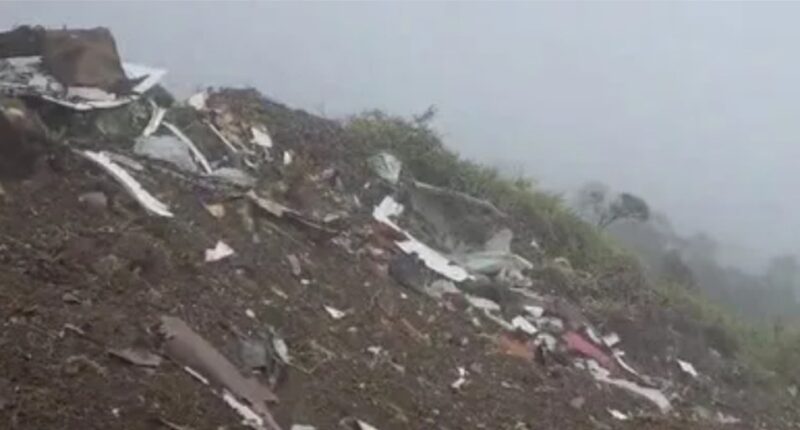 Diduga serpihan badan Pesawat ATR 42-500 yang sebelumnya dilaporkan hilang kontak ditemukan di puncak Bukit Bulusarung, Kabupaten Maros, Sulawesi Selatan, dalam operasi pencarian yang dilakukan Basarnas, Minggu (18/1/2026). FOTO/Dok. Basarnas