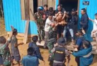 Pelaku saat diamankan TNI dan Polri di rumahnya di Desa Olong Siron, Sabtu (17/1/2026).
(Foto Istimewa)