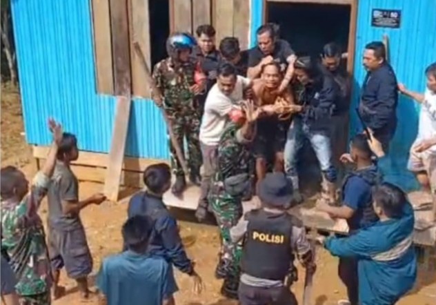Pelaku saat diamankan TNI dan Polri di rumahnya di Desa Olong Siron, Sabtu (17/1/2026).
(Foto Istimewa)