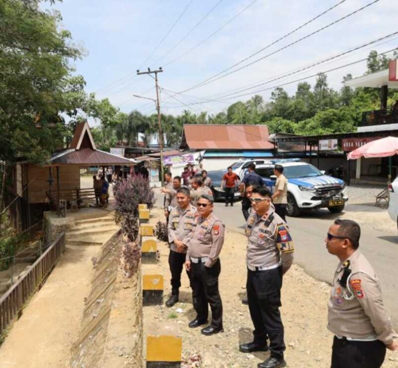 Direktur Lalu Lintas Polda Kalimantan Selatan Kombes Pol Dr Fahri Siregar bersama jajaran melakukan survei kondisi jalan jalur mudik di wilayah Kabupaten Kotabaru, sebagai bagian dari persiapan Operasi Ketupat Intan 2026. ( Foto Istimewa)