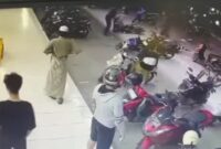 Beberapa pelaku saat membawa sajam mengejar korban hingga ke depan minimarket, Minggu (25/1/2026) malam. (foto:istimewa)