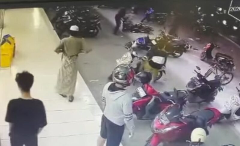 Beberapa pelaku saat membawa sajam mengejar korban hingga ke depan minimarket, Minggu (25/1/2026) malam. (foto:istimewa)