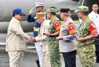 Gubernur Kalsel, H. Muhidin Saat Menyambut Kedatangan Presiden RI, Prabowo Subianto (foto:adpim)