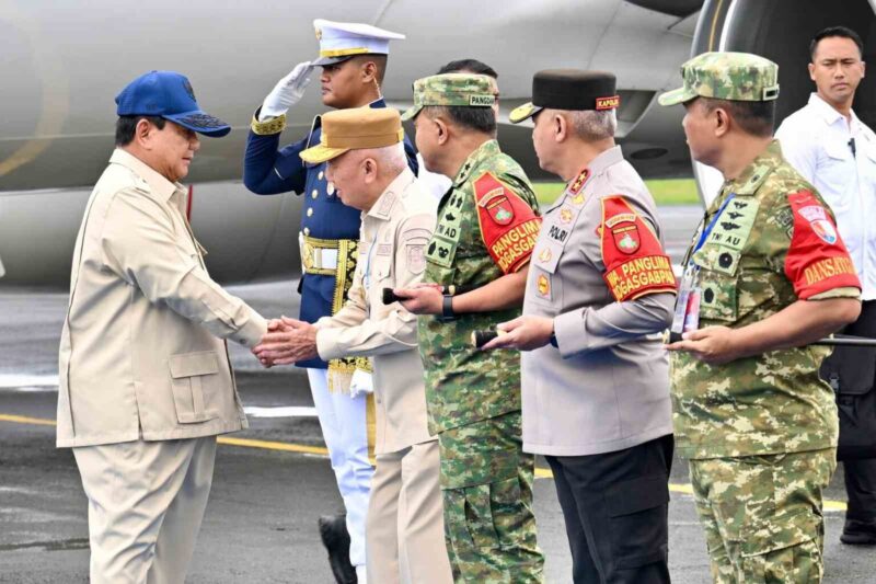 Gubernur Kalsel, H. Muhidin Saat Menyambut Kedatangan Presiden RI, Prabowo Subianto (foto:adpim)