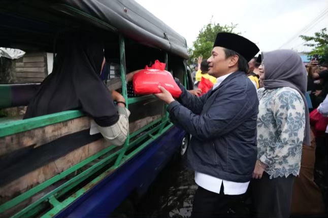 Wagub Kalsel Hasnuriyadi Sulaiman Bersama Istri Menyerahkan Bantuan (foto:adpim)