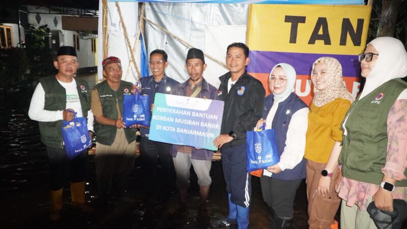 Wali Kota Banjarmasin, HM Yamin Salurkan Bantuan kepada warga terdampak banjir.