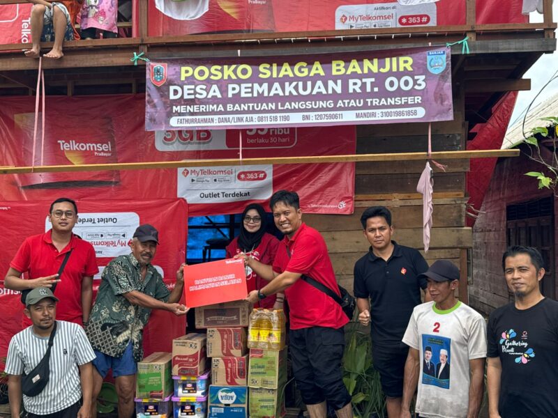Telkomsel Salurkan Bantuan Bagi Masyarakat Terdampak Banjir di Beberapa Wilayah di Kalsel