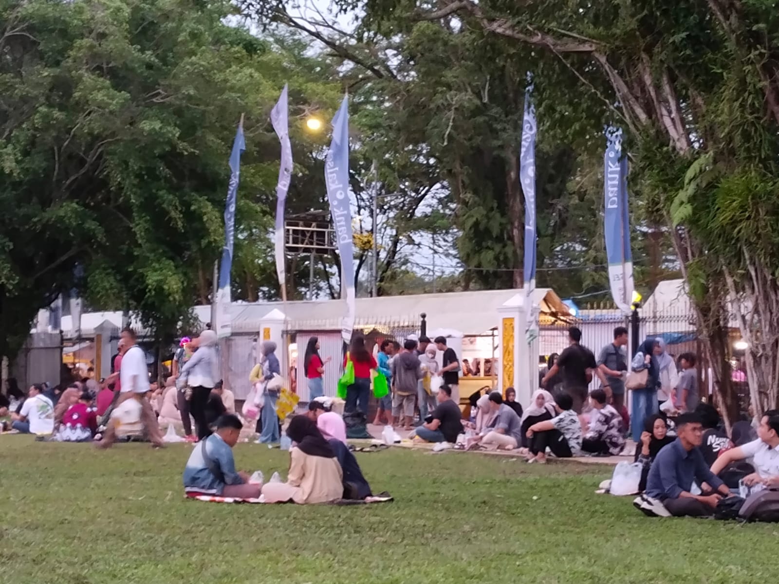Bersantai Jelang Berbuka di Belakang Pasar Wadai Ramadan 2026