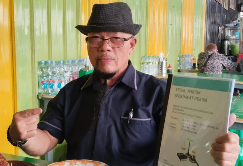PENDAPAT HUKUM – DR M Nizar Tanjung saat memperlihatkan pendapat hukum dari dosen FH ULM Banjarmasin, Selasa (16/2/2026). (foto: Suma/brt)  