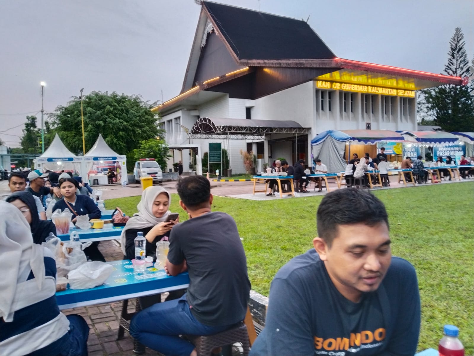 Tampak Sejumlah Lapak Meja dan Kursi Yang Disiapkan untuk Pengunjung Pasar Wadai Ramadan 2026 Menjelang Berbuka Puasa