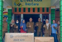 Penyerahan bantuan kepada TPA BEEKIDS Daycare (foto: Maya)