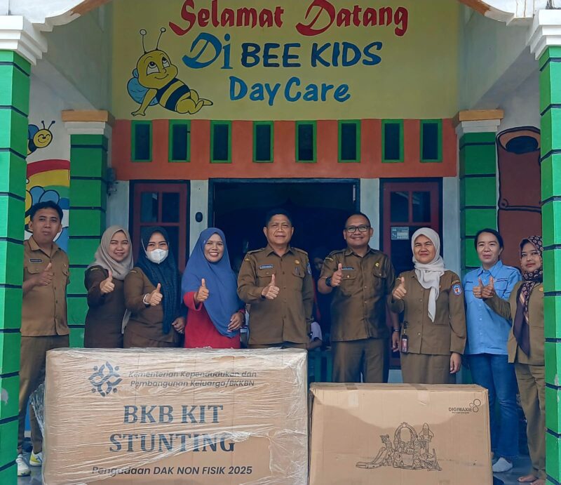 Penyerahan bantuan kepada TPA BEEKIDS Daycare (foto: Maya)