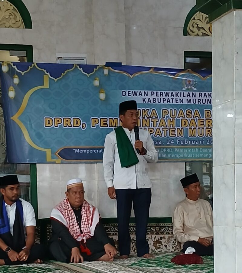 Ketua DPRD Murung Raya Rumiadi, S.E., S.H., M.H. saat memberikan sambutan pada kegiatan buka puasa bersama (foto: Maya)