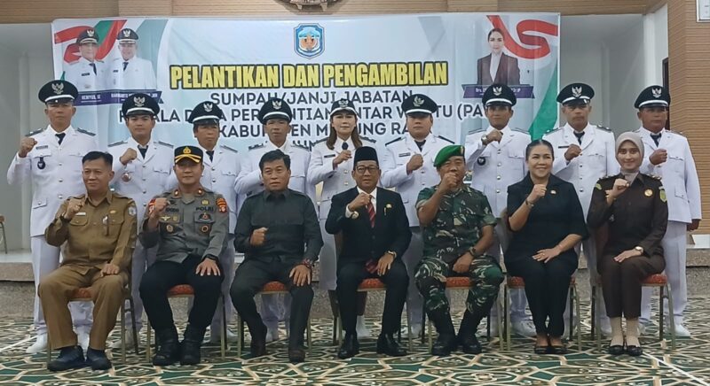 Foto bersama usai pelantikan PAW Kepala Desa (foto: Maya)